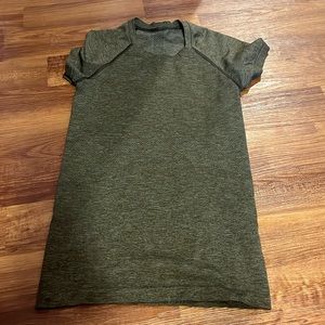 Size 4, green lululemon swiftly tech.